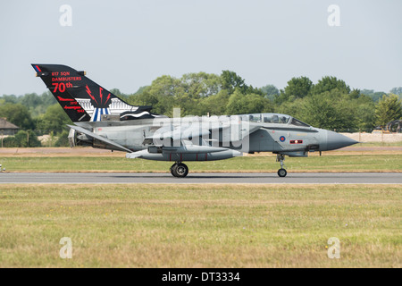 Panavia Tornado GR4 Royal Air Force RAF 617 Squadrone, il Dambusters,terre dopo aver preso parte a un volare oltre al 2013 RIAT Foto Stock