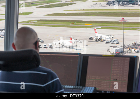 Un controllore del traffico aereo nella torre di controllo di Zurigo Kloten/aeroporto internazionale è il monitoraggio dell'aeroporto in aeroporto. Foto Stock