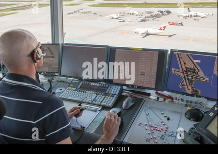 Un controllore del traffico aereo nella torre di controllo di Zurigo Kloten/aeroporto internazionale è il monitoraggio dell'aeroporto in aeroporto. Foto Stock