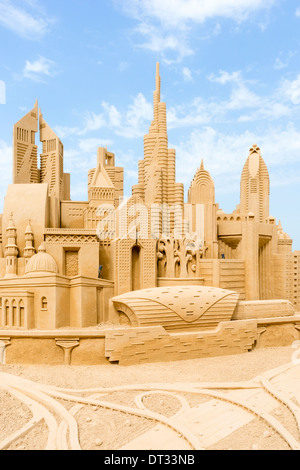 La scultura di sabbia di skyline di Dubai con molti edifici pietra miliare sulla spiaggia in Dubai Emirati Arabi Uniti Foto Stock