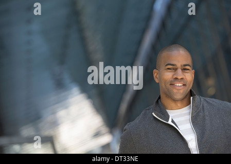 Un uomo in grigio Felpa con zip Foto Stock