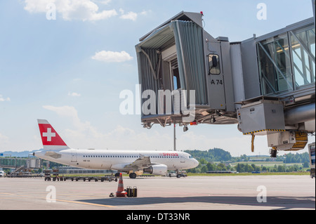 Un aeromobile Airbus di Swiss International Airlines viene tirata verso la pista di atterraggio all'aeroporto internazionale di Zurigo Foto Stock