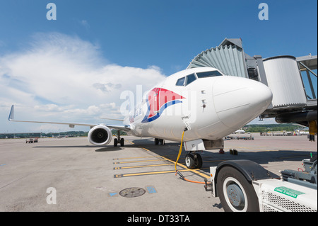 Un parcheggiato Boeing 737 durante l'imbarco all'aeroporto internazionale di Zurigo. Foto Stock