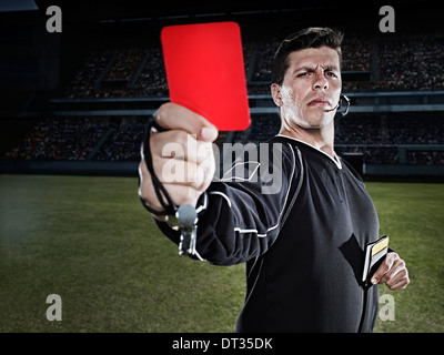 Arbitro lampeggiante di colore rosso della carta sul campo di calcio Foto Stock