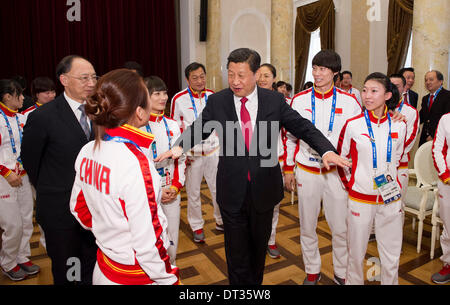 Sochi, Russia. 7 febbraio, 2014. Il presidente cinese Xi Jinping colloqui con membri del cinese Olimpiadi Invernali delegazione a Sochi, Russia, Febbraio 7, 2014. Xi venerdì convogliato festival saluti al cinese Olimpiadi Invernali delegazione, ha parlato con atleti e allenatori e potenziato la loro morale davanti alla ventiduesima edizione dei Giochi Olimpici Invernali. Credito: Huang Jingwen/Xinhua/Alamy Live News Foto Stock