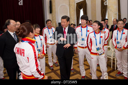 Sochi, Russia. 7 febbraio, 2014. Il presidente cinese Xi Jinping colloqui con membri del cinese Olimpiadi Invernali delegazione a Sochi, Russia, Febbraio 7, 2014. Xi venerdì convogliato festival saluti al cinese Olimpiadi Invernali delegazione, ha parlato con atleti e allenatori e potenziato la loro morale davanti alla ventiduesima edizione dei Giochi Olimpici Invernali. Credito: Huang Jingwen/Xinhua/Alamy Live News Foto Stock