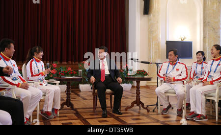 Sochi, Russia. 7 febbraio, 2014. Il presidente cinese Xi Jinping (3 L) colloqui con membri del cinese Olimpiadi Invernali delegazione a Sochi, Russia, Febbraio 7, 2014. Xi venerdì convogliato festival saluti al cinese Olimpiadi Invernali delegazione, ha parlato con atleti e allenatori e potenziato la loro morale davanti alla ventiduesima edizione dei Giochi Olimpici Invernali. Credit: Lan Hongguang/Xinhua/Alamy Live News Foto Stock