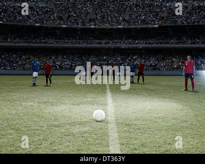 Pallone da calcio seduto sul campo Foto Stock