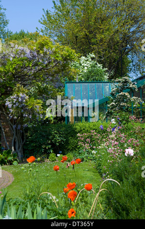 Vista attraverso il periodo edoardiano giardino alla Geffrye Museum di casa in giugno Foto Stock
