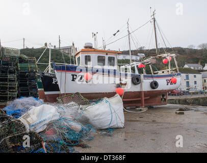 Porthleven, Cornwall, Regno Unito. 7 febbraio 2014. Una delle barche recuperato sulla banchina del porto di Porthleven Credito: Bob Sharples Alamy/Live News Foto Stock