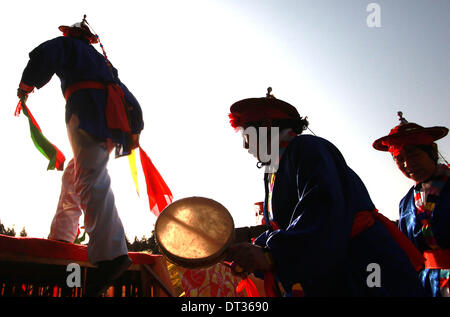 Febbraio 2, 2014 - Pechino, Cina - Cinese musicisti e ballerini eseguono a un tempio fiera a Pechino il 2 febbraio 2014. Secondo il calendario lunare cinese Cina, accoglie con favore l'anno del cavallo il 31 gennaio. Il cavallo si è piazzata al settimo posto fra i dodici animali dello zodiaco cinese, è uno dei più amati segni come è ampiamente considerato un simbolo di forza e di velocità. (Credito Immagine: © Stephen rasoio/ZUMAPRESS.com) Foto Stock