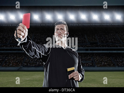 Arbitro lampeggiante di colore rosso della carta sul campo di calcio Foto Stock