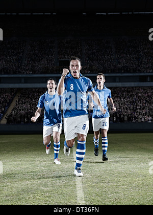 I giocatori di calcio in esecuzione sul campo Foto Stock