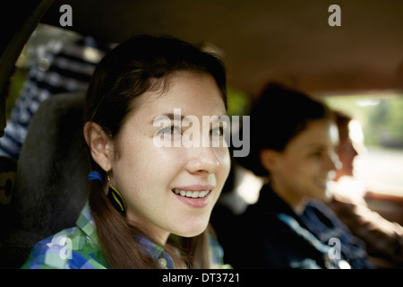 Tre passeggeri in cabina di un carrello di prelievo Foto Stock