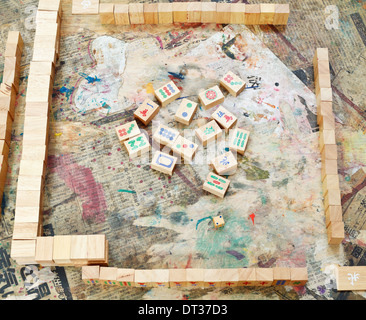 Campo da gioco di Mahjong Gioco desk su shabby tabella Foto Stock