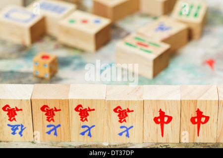 Piastrelle di legno closeup nel gioco mahjong durung giocando round Foto Stock
