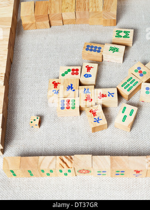 Al di sopra di vista del campo da gioco di mahjong gioco di bordo sulla tabella di tessili Foto Stock