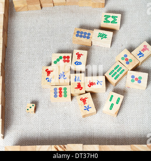 Vista superiore del campo da gioco di Mahjong Gioco desk sulla tabella di tessili Foto Stock