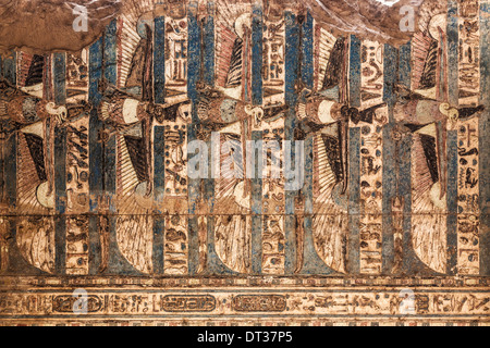 Colorati dipinti sul soffitto presso gli antichi egiziani Tempio di Kom Ombo. Foto Stock