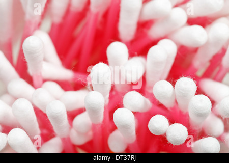 Molti di plastica rosa dei tamponi di cotone close up Foto Stock