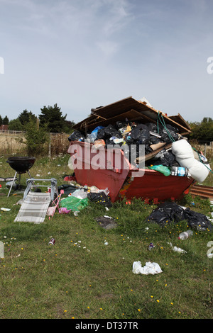 A SALTARE piena di lettiera nella campagna inglese Foto Stock