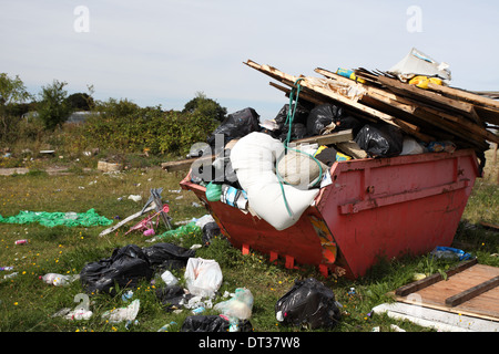 Un campo disseminato di lettiera nella campagna inglese Foto Stock