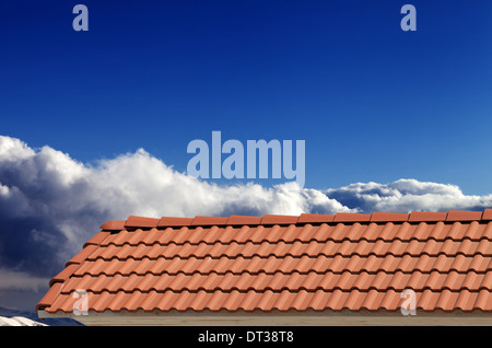 Tegole del tetto e cielo blu nella bella giornata di sole Foto Stock