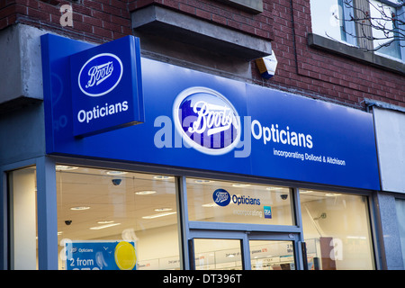 Segno sulla facciata anteriore o facciata del Boots Opticians negozio o supermercato a Macclesfield Cheshire England Regno Unito Foto Stock