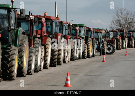 Nikaia, Larissa, Grecia. 7 febbraio 2014. Gli agricoltori cercano di bloccare l'autostrada tra Salonicco e Atene in Nikaia, circa 380 km a nord di Atene. Protesta degli agricoltori greci, che chiedono agevolazioni fiscali e di altri benefici, hanno rifiutato un offerta da parte del governo greco dopo un febbraio 6 sale riunioni e ci hanno detto che non avrebbe relent e mantenere i loro trattori posizionati in corrispondenza di punti chiave sulle strade principali in tutta la Grecia, che hanno continuamente minacciato di bloccare a meno che essi non siano di ottenere tutto ciò che vogliono. Nikaia, Grecia nel febbraio 7, 2014. Credito: Konstantinos Tsakalidis/Alamy Live News Foto Stock