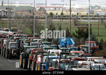 Nikaia, Larissa, Grecia. 7 febbraio 2014. Gli agricoltori cercano di bloccare l'autostrada tra Salonicco e Atene in Nikaia, circa 380 km a nord di Atene. Protesta degli agricoltori greci, che chiedono agevolazioni fiscali e di altri benefici, hanno rifiutato un offerta da parte del governo greco dopo un febbraio 6 sale riunioni e ci hanno detto che non avrebbe relent e mantenere i loro trattori posizionati in corrispondenza di punti chiave sulle strade principali in tutta la Grecia, che hanno continuamente minacciato di bloccare a meno che essi non siano di ottenere tutto ciò che vogliono. Nikaia, Grecia nel febbraio 7, 2014. Credito: Konstantinos Tsakalidis/Alamy Live News Foto Stock