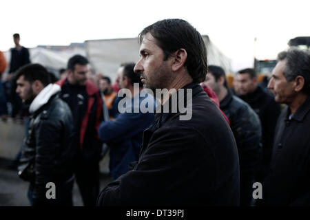 Nikaia, Larissa, Grecia. 7 febbraio 2014. Gli agricoltori cercano di bloccare l'autostrada tra Salonicco e Atene in Nikaia, circa 380 km a nord di Atene. Protesta degli agricoltori greci, che chiedono agevolazioni fiscali e di altri benefici, hanno rifiutato un offerta da parte del governo greco dopo un febbraio 6 sale riunioni e ci hanno detto che non avrebbe relent e mantenere i loro trattori posizionati in corrispondenza di punti chiave sulle strade principali in tutta la Grecia, che hanno continuamente minacciato di bloccare a meno che essi non siano di ottenere tutto ciò che vogliono. Nikaia, Grecia nel febbraio 7, 2014. Credito: Konstantinos Tsakalidis/Alamy Live News Foto Stock