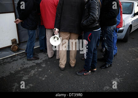 Nikaia, Larissa, Grecia. 7 febbraio 2014. Gli agricoltori cercano di bloccare l'autostrada tra Salonicco e Atene in Nikaia, circa 380 km a nord di Atene. Protesta degli agricoltori greci, che chiedono agevolazioni fiscali e di altri benefici, hanno rifiutato un offerta da parte del governo greco dopo un febbraio 6 sale riunioni e ci hanno detto che non avrebbe relent e mantenere i loro trattori posizionati in corrispondenza di punti chiave sulle strade principali in tutta la Grecia, che hanno continuamente minacciato di bloccare a meno che essi non siano di ottenere tutto ciò che vogliono. Nikaia, Grecia nel febbraio 7, 2014. Credito: Konstantinos Tsakalidis/Alamy Live News Foto Stock