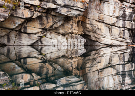 Scogliere rocciose perfettamente riflessa nelle calme acque del lago a ferro di cavallo, il Parco Nazionale di Jasper, Alberta, Canada. Foto Stock