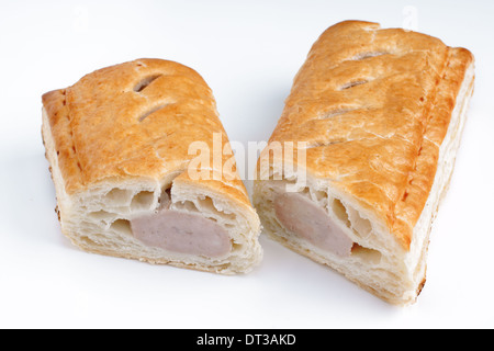 Salsiccia di maiale in rotolo di pasta sfoglia su sfondo bianco Foto Stock