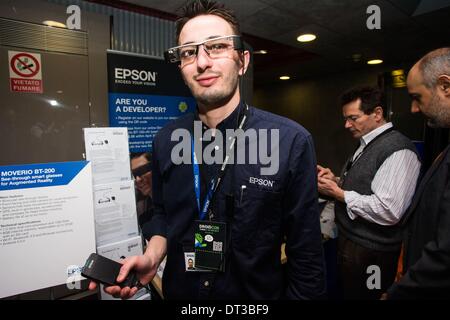 Torino, Italia. 6 febbraio, 2014. Epson Moverio shocases Realtà aumentata bicchieri dispositivo , basato su Android. Credito: Mauro Ujetto/NurPhoto/ZUMAPRESS.com/Alamy Live News Foto Stock