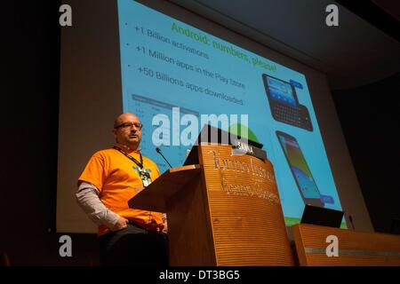 Torino, Italia. 6 febbraio, 2014. Droidcon, Sanna di aprire la risposta parla del crescente interesse circa androidi in mobile arena. Credito: Mauro Ujetto/NurPhoto/ZUMAPRESS.com/Alamy Live News Foto Stock