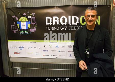 Torino, Italia. 6 febbraio, 2014. Valerio Saffirio shocased una applicazione per google bicchieri che può aiutare le persone non udenti a tradurre in tempo reale il parlare in lingue dei segni. Credito: Mauro Ujetto/NurPhoto/ZUMAPRESS.com/Alamy Live News Foto Stock