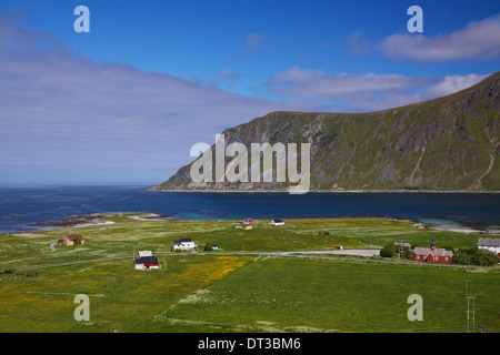 Il pittoresco villaggio di Flakstad sulle isole Lofoten in Norvegia Foto Stock