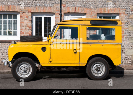 Giallo Land Rover Defender quattro ruote motrici Foto Stock