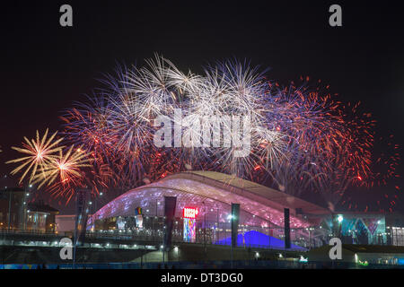 Sochi, Krai Krasnodar, Russia. 07 feb 2014. Fuochi d'artificio esplodere sopra la parte superiore del stadium arena durante la cerimonia di apertura del XXII Giochi Olimpici Invernali a Fisht Olympic Stadium Credit: Azione Plus immagini di sport/Alamy Live News Foto Stock