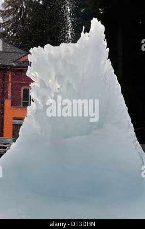 Fontana di congelati in montagna in inverno, montagna Rila, Borovetz Foto Stock