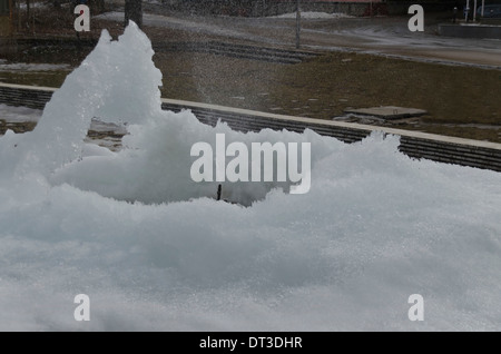 Fontana di congelati in montagna in inverno, montagna Rila, Borovetz Foto Stock