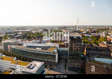 Vista su Amburgo, Germania di alcuni moderni edifici per uffici con la torre delle comunicazioni in background. Foto Stock