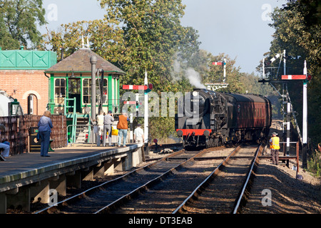 BR classe 9F n. 92203 'Principe Nero' arrivando a Holt con un treno sulla North Norfolk Railway (la linea di papavero) Foto Stock