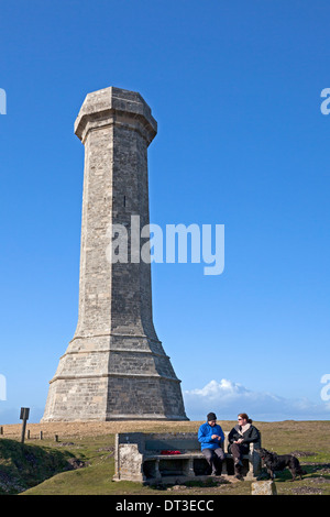 Giovane seduto su un banco di lavoro nella parte anteriore del Hardy Monument, Portesham, Dorset Foto Stock