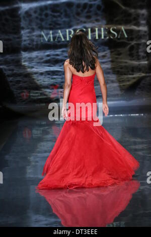 New York, Stati Uniti d'America. Il 6 febbraio 2014. Gina Torres passeggiate sulla pista che indossa la Marchesa ad andare in rosso per le donne - La Verità del Cuore Vestito Rosso Collezione 2014 mostrano il 6 febbraio 2014 nella città di New York. Credito: Anton Oparin/Alamy Live News Foto Stock