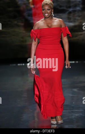 New York, Stati Uniti d'America. Il 6 febbraio 2014. Nene Leakes passeggiate la pista indossando Dolce e Gabbana ad andare in rosso per le donne - La Verità del Cuore Vestito Rosso Collezione 2014 mostrano il 6 febbraio 2014 nella città di New York. Credito: Anton Oparin/Alamy Live News Foto Stock