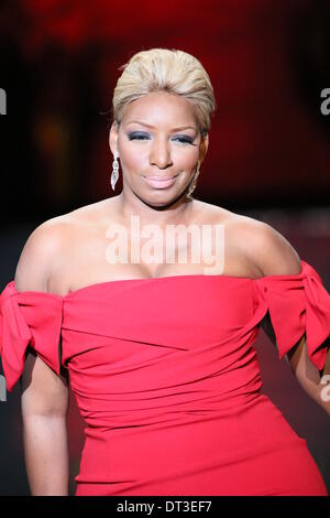 New York, Stati Uniti d'America. Il 6 febbraio 2014. Nene Leakes passeggiate la pista indossando Dolce e Gabbana ad andare in rosso per le donne - La Verità del Cuore Vestito Rosso Collezione 2014 mostrano il 6 febbraio 2014 nella città di New York. Credito: Anton Oparin/Alamy Live News Foto Stock