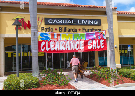 Napoli Florida, Zing casual Living, shopping shopper acquirenti negozio mercati di mercato mercati di vendita di acquisto, negozio al dettaglio negozi business Foto Stock