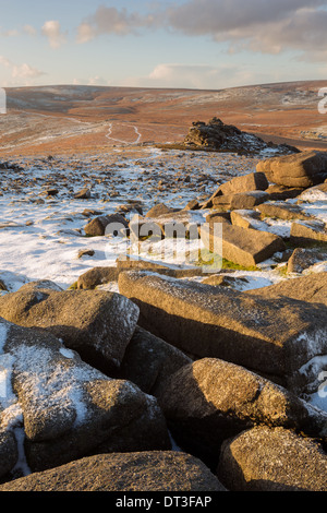 Una leggera spolverata di neve sul Belstone tor parco nazionale di Dartmoor Devon UK Foto Stock
